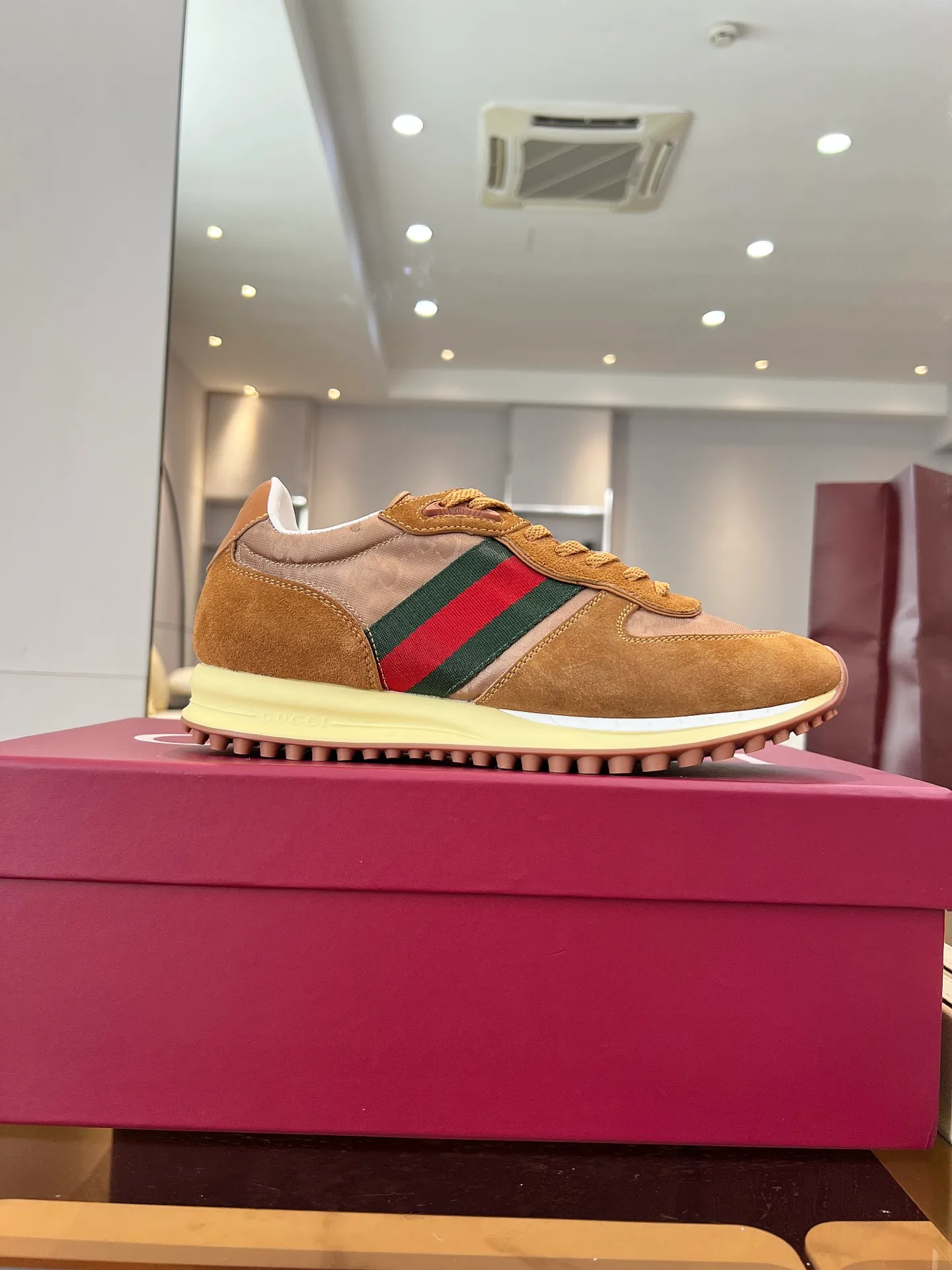 👟👟Ex-factory price 620👟👟 The design of Gucci's new casual shoes is simply amazing. The classic double G logo is matched with retro red and green webbing. It is fashionable and high-end. It is completely the top element in the fashion circle. It is highly recognizable when worn and keeps turning heads. 💯 The upper is soft and breathable, and the upper foot is comfortable! The soles are made of special cushioning material, so your feet won’t get tired no matter how much you walk. They are perfect for daily commuting, shopping, and traveling. Code number 40-45